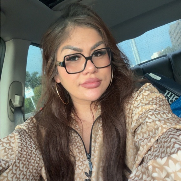 Meet your Posher, Adriana - Picture 1 of 1